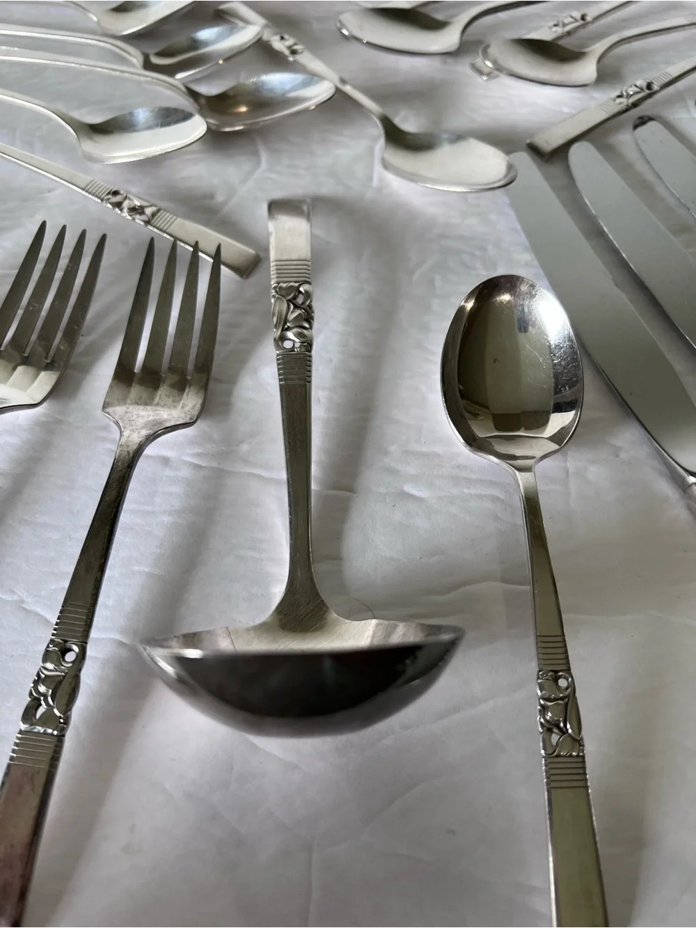 VTG Oneida Community Plate Flatware 34 Pcs Morning Star Pattern MCM Cutout 3D